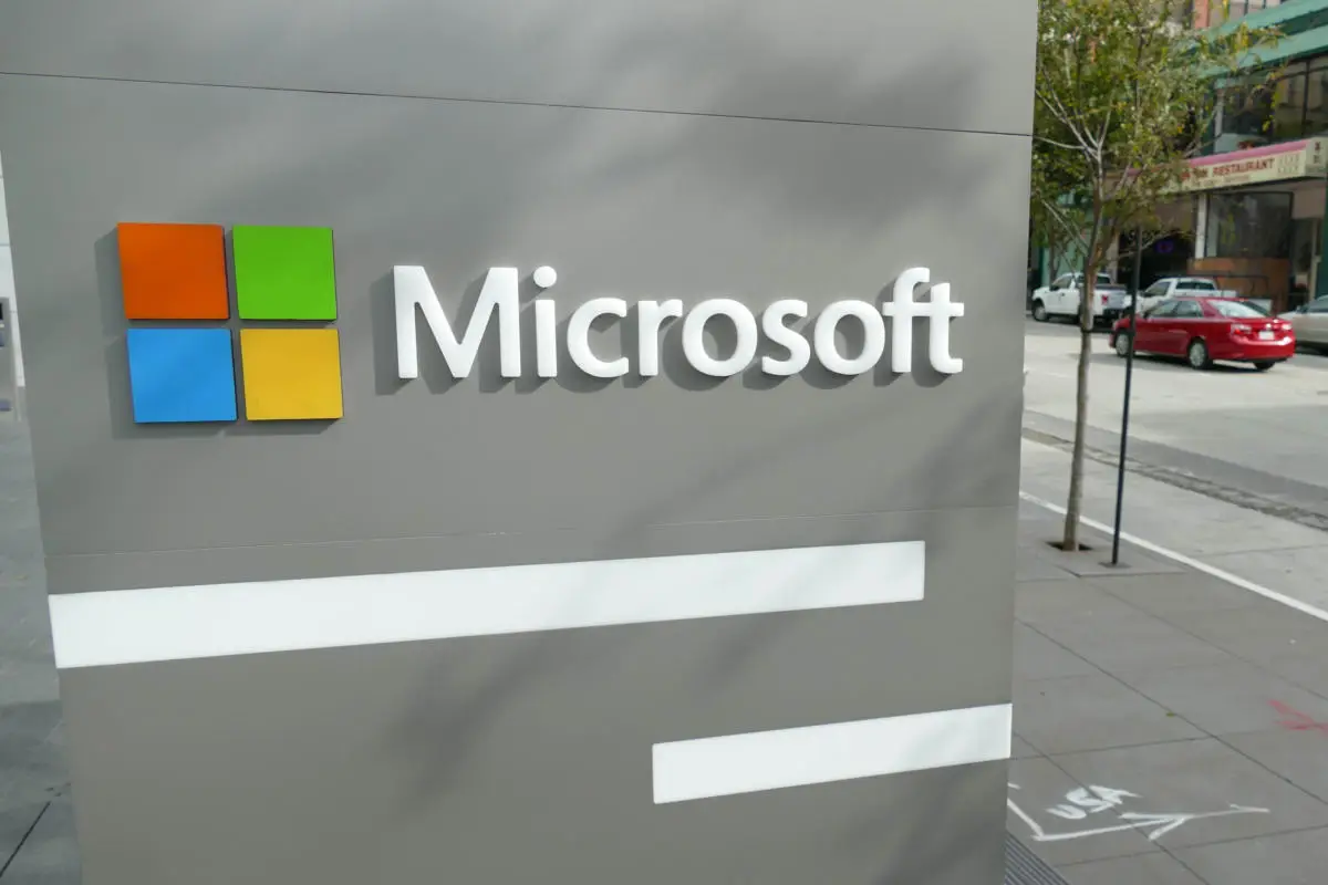 微软敦促 Windows 用户为 DogWalk 零日漏洞运行补丁源代码
