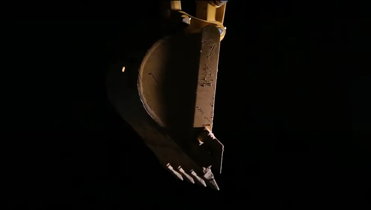 观看像电子游戏一样控制的机器人挖掘机