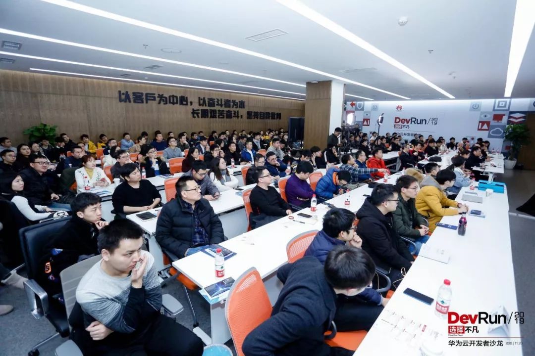 成都开发人员的一天:挑战与成就的交织