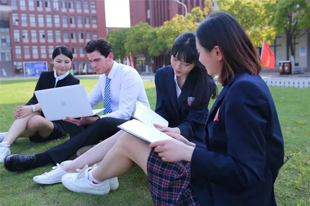 初高中女生学什么专业好?2023年女生最吃香的互联网热门专业排名揭晓