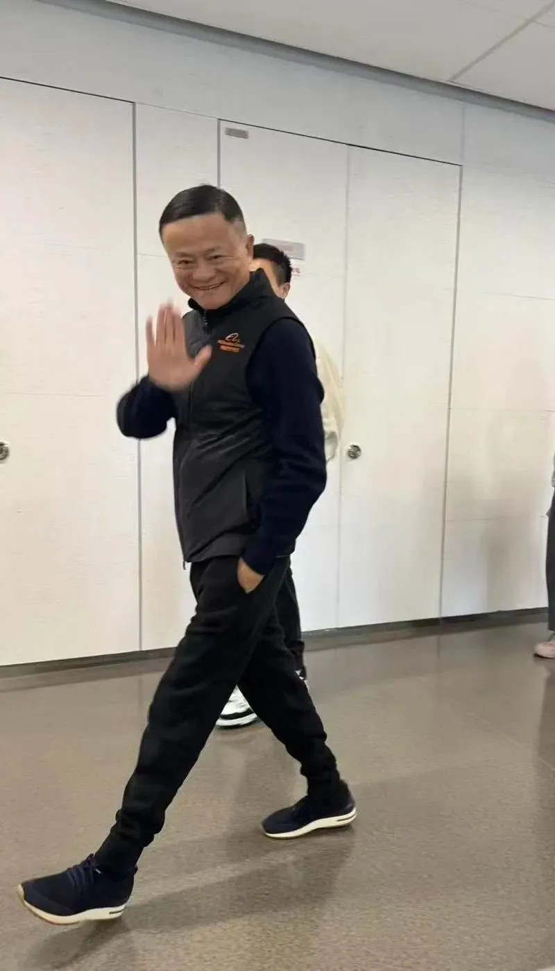苹果与阿里携手开发AI功能,湖南企业哪吒手办销售突破2亿元|早报精选
