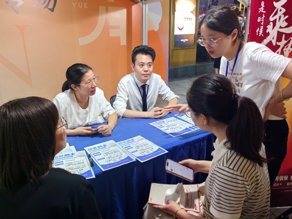 嘉兴人才招聘夜市火热开张,月来越有才吸引众多求职者