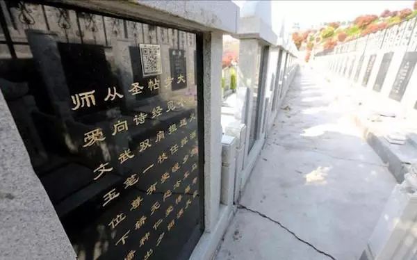 日本公司创新软件:墓碑上刻二维码,扫码即可缅怀逝者
