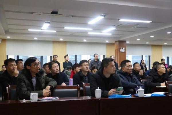 涟源市教育管理人员及校长代表参观湖南教育装备展示中心,深入观摩学习