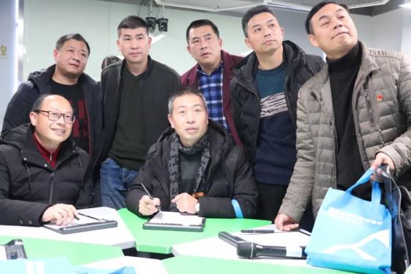 涟源市教育管理人员及校长代表参观湖南教育装备展示中心,深入观摩学习