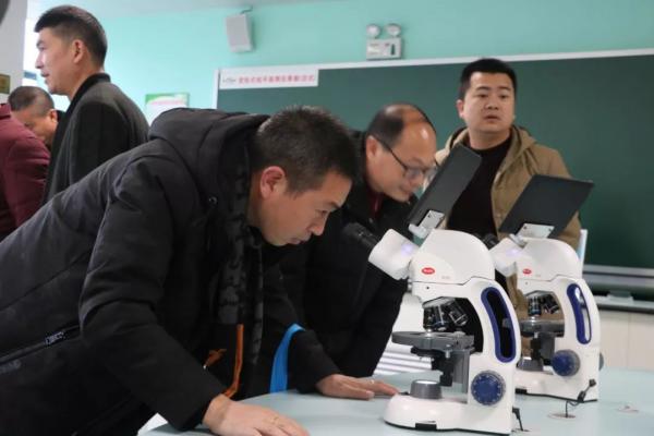 涟源市教育管理人员及校长代表参观湖南教育装备展示中心,深入观摩学习