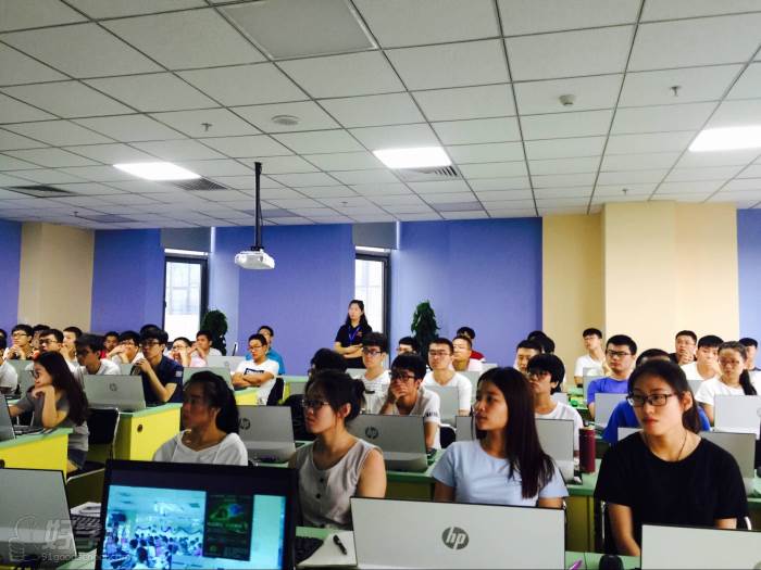 Python人工智能精品培训班 – 从入门到精通,掌握AI核心技术